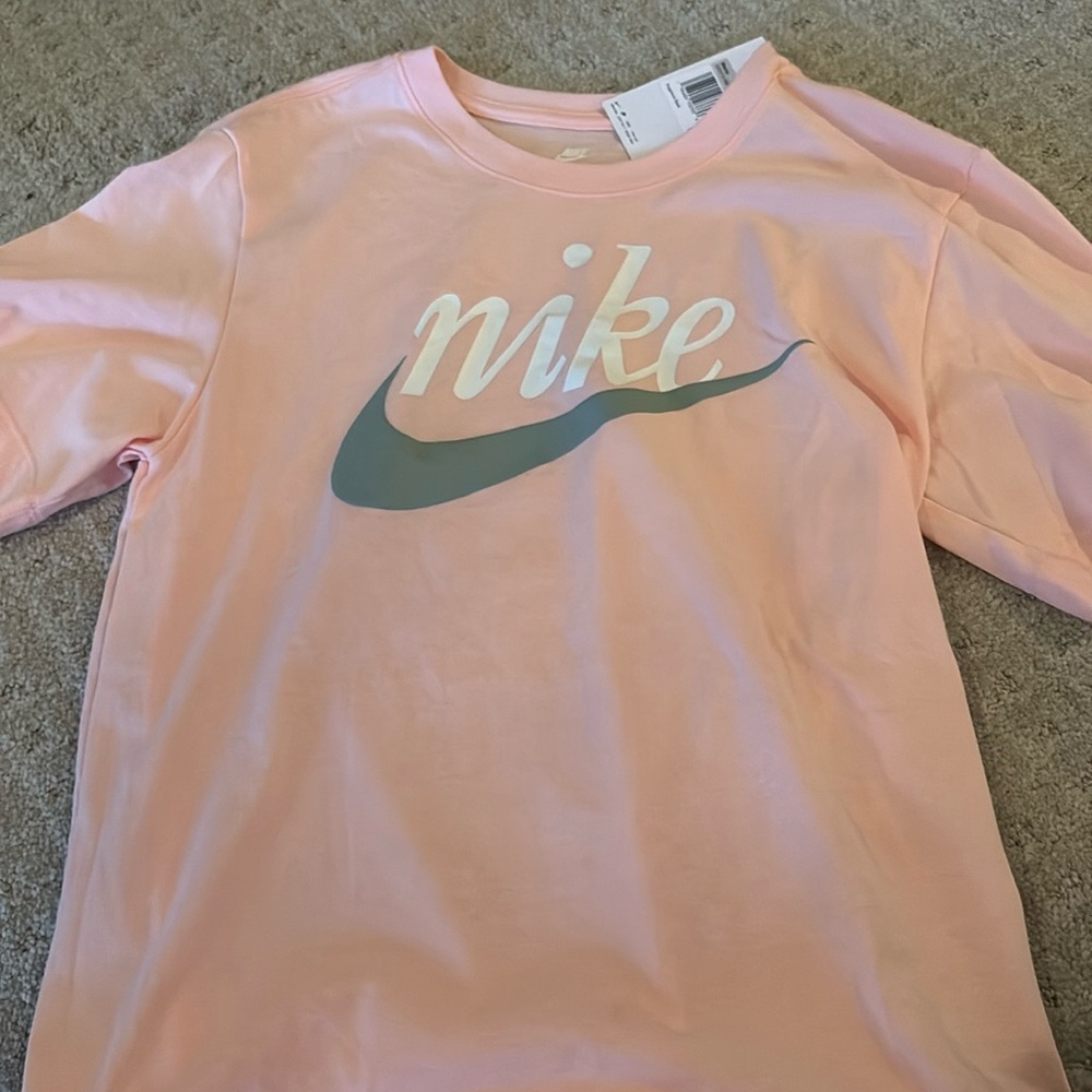 Nike women’s shirt NWT